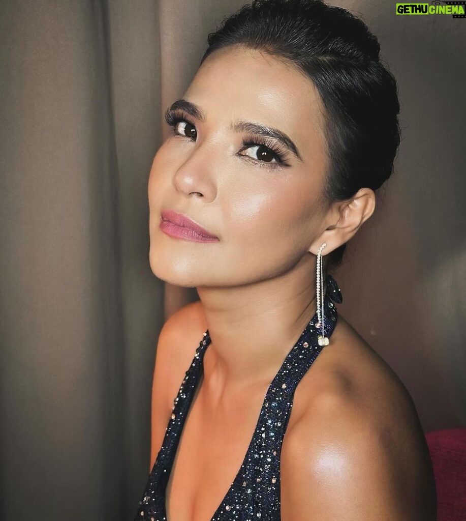 Alessandra de Rossi Instagram - Artista mode. 😅 firefly gown by @gakuyabykimgan ❤️ make up by @boggydiaz and hair by @arveeyadao 🥰🥰🥰 thank you! Congratulations sa FIREFLY!!!
