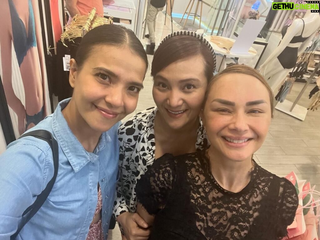 Alessandra de Rossi Instagram - So nice to see you my sisters 😍👏 parang kahapon lang tayo last nagbonding. I love you both so much. Thank you for the chika! #bastaeverydayhappy thank you @wacoalph ❤️