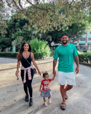 Alessia Macari Instagram - A volte ci dimentichiamo di ringraziare … di ringraziare per tutto quello che abbiamo nella nostra vita ❤️ ho una famiglia meravigliosa piena di felicità . Il segreto ? Non volete mai il male per nessuno e tutte le cose più belle vi accadranno🩷 #cioci #family #love #postivevibes