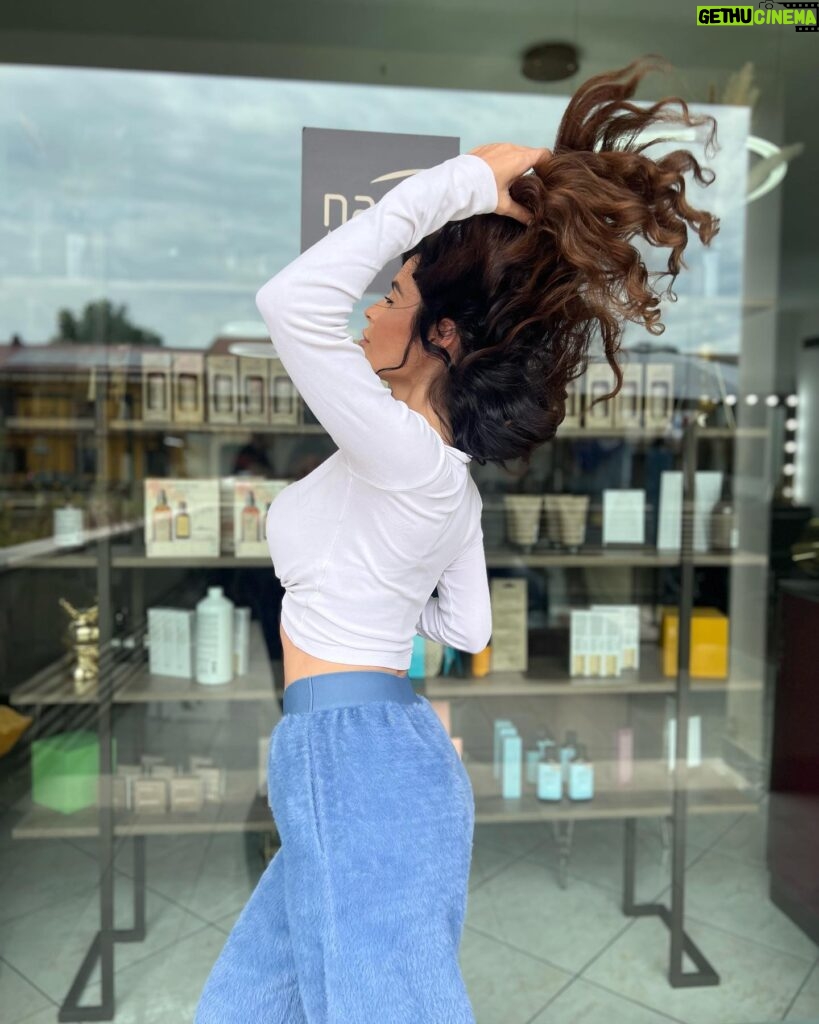 Alessia Macari Instagram - Strike a pose 📸 ormai molto più della mia hairstylist una grande amica @enzasciallaparrucchieri #hair #cioci #pose #curly