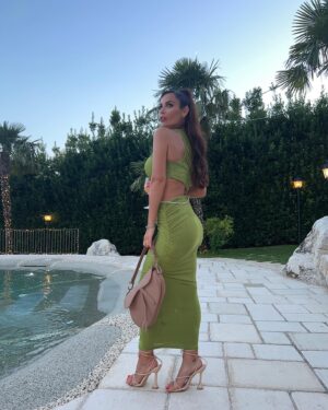 Alessia Macari Instagram - Lezione per oggi : un leone che copia un leone è una scimmia🦁🙊🫒🍸#thoughts #olivegreen #wedding  #summer