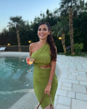 Alessia Macari Instagram - Lezione per oggi : un leone che copia un leone è una scimmia🦁🙊🫒🍸#thoughts #olivegreen #wedding  #summer