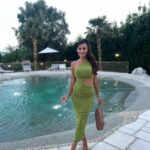 Alessia Macari Instagram - Lezione per oggi : un leone che copia un leone è una scimmia🦁🙊🫒🍸#thoughts #olivegreen #wedding #summer