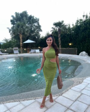 Alessia Macari Instagram - Lezione per oggi : un leone che copia un leone è una scimmia🦁🙊🫒🍸#thoughts #olivegreen #wedding  #summer