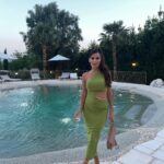 Alessia Macari Instagram - Lezione per oggi : un leone che copia un leone è una scimmia🦁🙊🫒🍸#thoughts #olivegreen #wedding #summer