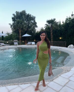 Alessia Macari Instagram - Lezione per oggi : un leone che copia un leone è una scimmia🦁🙊🫒🍸#thoughts #olivegreen #wedding  #summer