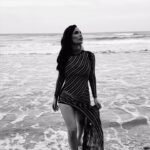 Alessia Macari Instagram - Ci sono alcune cose della vita che la rendono godibile e allegra: una è sicuramente un “buon vino” l’altra le donne: la loro sensibilità, unicità, bellezza esclusiva. Ecco entrambe le cose sono i tratti distintivi di “Höckner” vino prodotto in Austria da vitigni autoctoni da donne viticultrici raffinate. Occorre gustarlo per coglierne l’essenza deliziosa, sublime e coinvolgente. Da sole o in compagnia rende il meglio di se. Cin cin a voi 🍷 @weingut.hoeckner #suppliedby #wine #austria #vino #sicilia #mare #girlpower #höckner video by @_.sunta._ 🎥