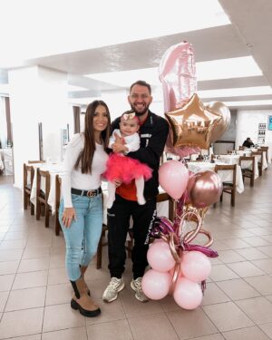 Alessia Macari Instagram - Alla luce della mia vita.

Buon primo compleanno!🎈🎂
Non riesco a credere sia già trascorso un anno! Se ripenso al mio stato d’animo in queste ore l’anno scorso prima di averti con me, ero così emozionata e non avevo ancora idea di cosa stessi facendo,e di come sarebbe stato, ma tu hai reso tutto così facile e speciale!
Sei la personcina più dolce e bella, e non posso credere che siamo stati proprio noi a metterti al mondo❤️
Hai portato tanta gioia e felicità nella nostra famiglia, mi fai sentire completa. È un onore essere tua madre.
Ti proteggerò sempre e sarò sempre al tuo fianco. Farò di tutto per te! Sei la principessa della nostra casa👑Sono così felice di aver intrapreso questo meraviglioso viaggio chiamato vita insieme a te♾️
Sei il mio angelo, la mia principessa, la mia anima gemella, ti amo Nevaeh e ti auguro un primo compleanno indimenticabile!❤️ #one #firstbirthday #princess #babygirl #firstborn @ollikragl ollikragl