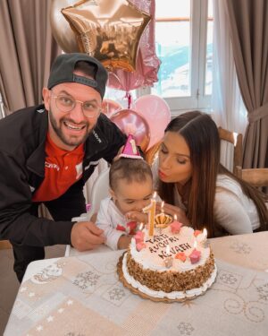 Alessia Macari Instagram - Alla luce della mia vita.

Buon primo compleanno!🎈🎂
Non riesco a credere sia già trascorso un anno! Se ripenso al mio stato d’animo in queste ore l’anno scorso prima di averti con me, ero così emozionata e non avevo ancora idea di cosa stessi facendo,e di come sarebbe stato, ma tu hai reso tutto così facile e speciale!
Sei la personcina più dolce e bella, e non posso credere che siamo stati proprio noi a metterti al mondo❤️
Hai portato tanta gioia e felicità nella nostra famiglia, mi fai sentire completa. È un onore essere tua madre.
Ti proteggerò sempre e sarò sempre al tuo fianco. Farò di tutto per te! Sei la principessa della nostra casa👑Sono così felice di aver intrapreso questo meraviglioso viaggio chiamato vita insieme a te♾️
Sei il mio angelo, la mia principessa, la mia anima gemella, ti amo Nevaeh e ti auguro un primo compleanno indimenticabile!❤️ #one #firstbirthday #princess #babygirl #firstborn @ollikragl ollikragl