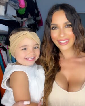 Alessia Macari Instagram - I miei occhi non vedranno mai una bellezza più grande della tua ❤️ il mio tutto 🌎 @nevaehkragl #mydaughter  #girlmom #miafiglia