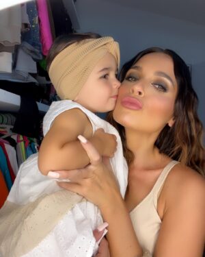 Alessia Macari Instagram - I miei occhi non vedranno mai una bellezza più grande della tua ❤️ il mio tutto 🌎 @nevaehkragl #mydaughter  #girlmom #miafiglia