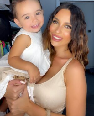 Alessia Macari Instagram - I miei occhi non vedranno mai una bellezza più grande della tua ❤️ il mio tutto 🌎 @nevaehkragl #mydaughter  #girlmom #miafiglia