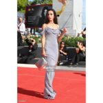 Alessia Tresoldi Instagram - Venezia79 ❤️ #venicefilmfestival #venezia79 #redcarpet Non bisogna aver paura di essere sé stessi in qualsiasi versione si voglia. Si possono avere più passioni e obbiettivi. Come sapete lavoro nell’ambito delle biotecnologie per la salute ma sono anche un’Influencer una modella e un’attrice e tutto quello che il futuro ha in serbo per me. Non vedo l’ora di cimentarmi in nuove esperienze e avventure in linea con la mia personalità. Posso/possiamo essere tutto quello che vogliamo. #tresoldi #cider #Bergamo #labiennale #festivaldelcinemadivenezia #film #cinema #filmfestival #venezia #venice