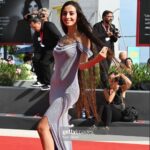 Alessia Tresoldi Instagram - Venezia79 ❤️ #venicefilmfestival #venezia79 #redcarpet Non bisogna aver paura di essere sé stessi in qualsiasi versione si voglia. Si possono avere più passioni e obbiettivi. Come sapete lavoro nell’ambito delle biotecnologie per la salute ma sono anche un’Influencer una modella e un’attrice e tutto quello che il futuro ha in serbo per me. Non vedo l’ora di cimentarmi in nuove esperienze e avventure in linea con la mia personalità. Posso/possiamo essere tutto quello che vogliamo. #tresoldi #cider #Bergamo #labiennale #festivaldelcinemadivenezia #film #cinema #filmfestival #venezia #venice