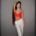 Alessia Tresoldi Instagram - “Il rosso è una dichiarazione. Guerra, amore, indipendenza, forza, non importa di cosa…” Quale preferite ? Nella terza c’è Lizzy 🐱 Choose your fav (1-4) #red #cat #bralette #Bergamo #tresoldi #Lizzy