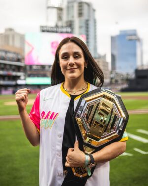 Alexa Grasso Instagram - Feliz de poder estar aquí en San Diego y tirar la primer bola para los @padres ⚾️🩷🇲🇽
Muchas felicidades por esta victoria 🏆🦾🥳
•
•
First pitch at @padres San Diego ⚾️🩷🇲🇽
Thanks for the hospitality 🤗
Congratulations on a big win 🏆🦾