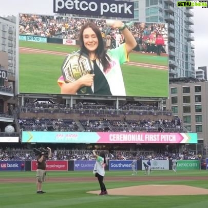 Alexa Grasso Instagram - No puedo explicarles lo bello que fue este momento; estar en un estadio de baseball en un juego tan importante entre los Padres vs Dodgers y ser recibida con tanto cariño fue MUY hermoso! 😍🇲🇽 En @atletixgdl me enseñaron y ayudaron a entrenar toda la semana este lanzamiento porque no es fácil lanzar una pelota de ese peso a una distancia tan larga y quería hacerlo bien ⚾️☺️ Me encantan los retos y sin duda este fue uno 🦾 Gracias por su apoyo 🫶🏻 seguimos trabajando duro todos los días ❤️‍🔥#dearhardwork Thank you @iridiumsportsagency @jacobparga