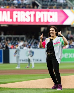 Alexa Grasso Instagram - Feliz de poder estar aquí en San Diego y tirar la primer bola para los @padres ⚾️🩷🇲🇽
Muchas felicidades por esta victoria 🏆🦾🥳
•
•
First pitch at @padres San Diego ⚾️🩷🇲🇽
Thanks for the hospitality 🤗
Congratulations on a big win 🏆🦾