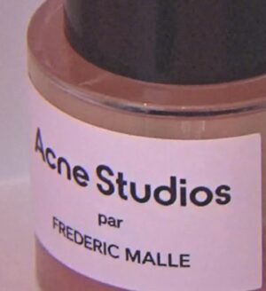 Alexa Losey Instagram - delicious smelling afternoon with @acnestudios & @fredericmalle 🩷🖤