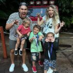 Alexa PenaVega Instagram - Happy Monday!! Don’t forget a New episode is live!! (Link in bio) Took the family to @universalorlando for the first time… I grew up going here as a kid!! #lavidapenavega