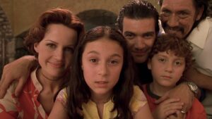 Alexa PenaVega Instagram - #TBT 2001 Uncle Machete and the Spy Kids Family!

Which of the original #SpyKids Trilogy was your favorite?