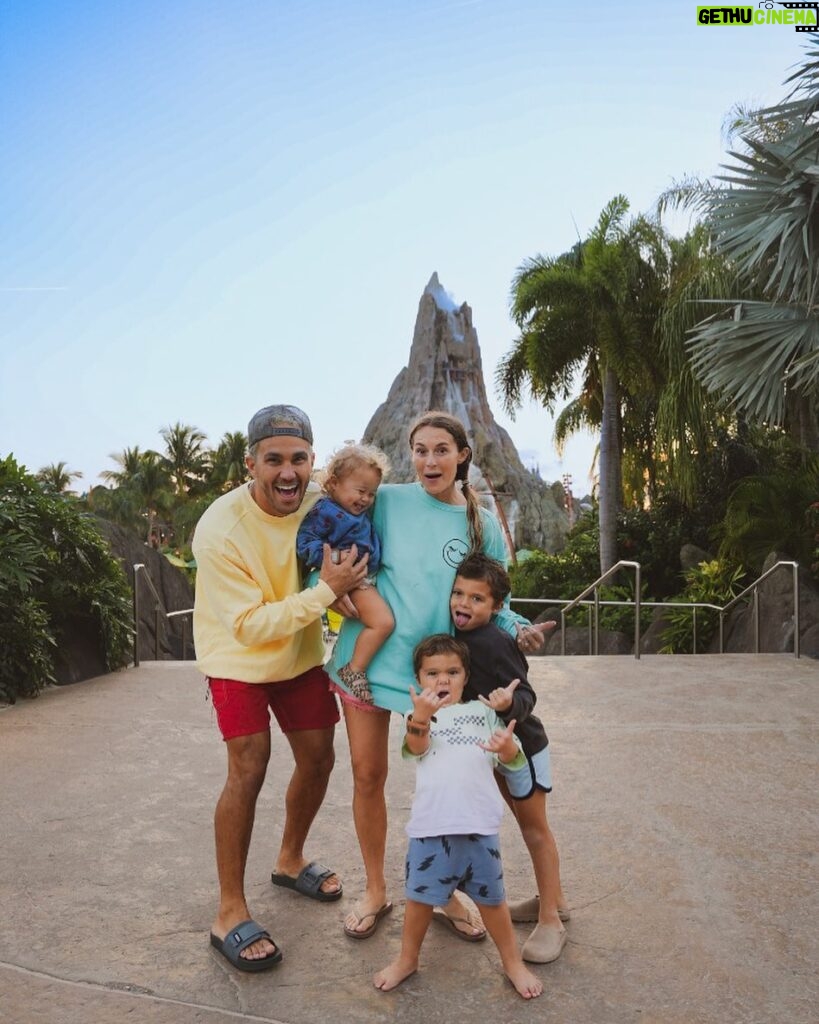 Alexa PenaVega Instagram - Sooo…. #volcanobay might be our favorite waterpark ever :) #family #travel @universalorlando