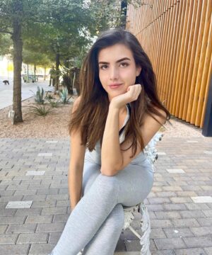 Alexandra Botez Instagram - Ever think about how much your environment impacts your state of being