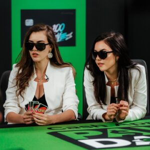 Alexandra Botez Instagram - Definitely took UNO too seriously but worth it because we made top 3 😎 Had an amazing time meeting other creators, so grateful to @100thieves and @cashapp for the invite!!