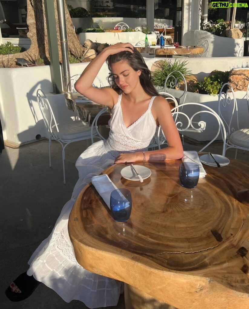 Alexandra Botez Instagram - Nice little break before next tournament 😌