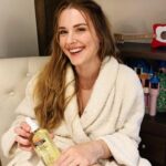 Alexandra Breckenridge Instagram - It’s so important as a mother to take time out for yourself and having two toddlers leaves little time for much else luckily Palmers Skin Therapy Oil is something easy I can do for myself everyday when I get out of the shower ❤️ leaves my skin soft and moisturized and has been amazing in helping reduce post pregnancy marks.  #palmersbelly#sponsored