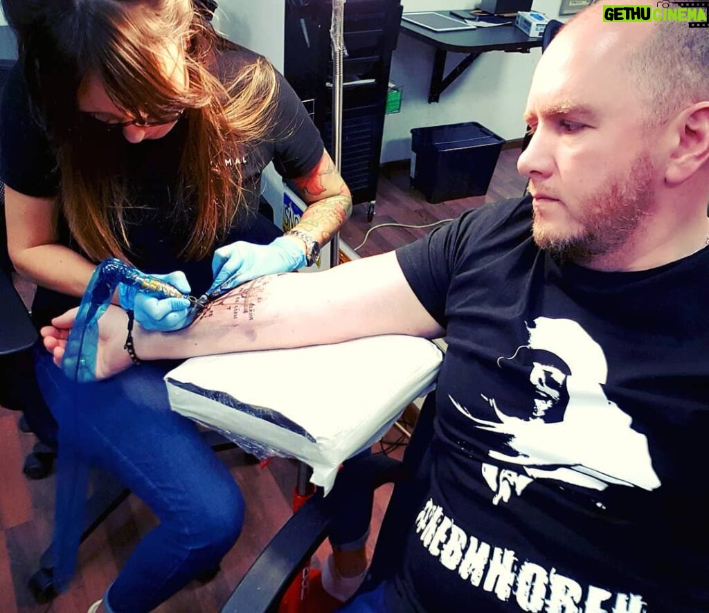 Alexey A. Petrukhin Instagram - #Tattoo again 🤦‍♂️ Сегодня в обществе #татуировка несет в первую очередь художественную ценность, с чем я сам не совсем согласен... Я уже много сделал себе тату, и всегда их связываю с важным для меня событием, чтобы придать ещё бОльшую эмоциональную ценность этого события, ну и это память, конечно... Для меня татуировка — важный и обдуманный шаг, который совпадает с определенным периодом в жизни... Каждая моя #тату определяет некий прожитый период и начало нового этапа, нового уровня в игре под названием #Жизнь ✊ Почему-то тату помогает почувствовать силу для жизненно важных, поворотных решений, является памяткой серьезных ошибок, а также вселяют уверенность в Пути! Первая тату у меня появилась в #21 год 😉 На мне футболка #НЕВИНОВЕН и это не случайно, сходите в кинотеатр, посмотрите этот фильм, и поймёте немного иначе что такое #месть 🤔 А если кто соберётся сделать тату, то пишите 👉 @alekseeva_tattoo я ответственно и смело #рекомендую 👍 Fox Box Tattoo