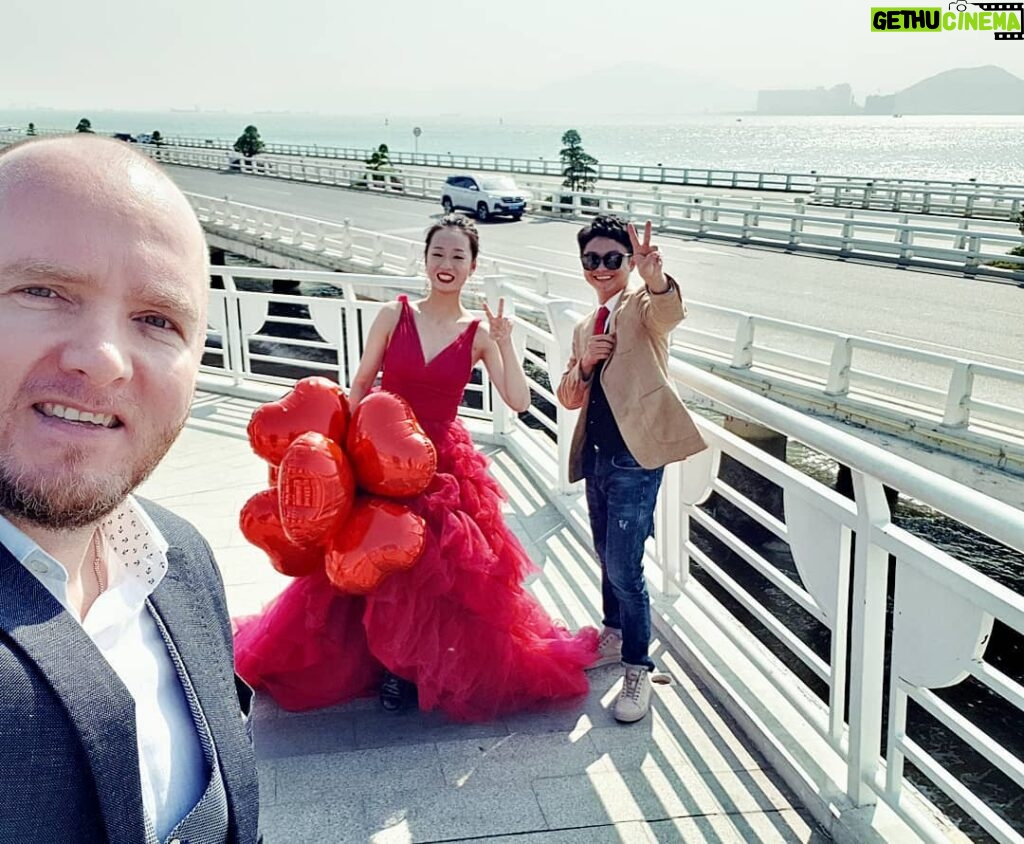 Alexey A. Petrukhin Instagram - Welcome to #Xiamen 🙋‍♂️ Гулял сегодня в Сямыне по проспекту Хуаньдао и через каждые 50 метров обязательно парочка, в свадебных платьях, белых, но тут вот одна в красном встретилась... И я спросил, в чём прикол этих постановок, ведь явно не свадьбы, но с фотографами все вроде? И знаете что оказалось, что так китайская #молодежь празднует своё шестнадцатилетие 👍 Поэтому каждый день на этом проспекте #ПутькУспеху можно встретить сотни 16+ 🤣 Эх... а где мои 17 лет?... 🤦‍♂️ Но по проспекту вдоль моря прошёл прилично километров, пока #лысина не сгорела 🤭 #Китай #China #view #девушкавкрасном #лысый #море #виды #Сямынь #АлексейПетрухин Xiamen, Fujian