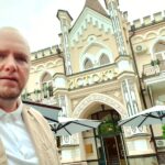 Alexey A. Petrukhin Instagram - Не хватает времени на посты, на освещение событий, но этот #Праздник Кино от @evklid_kurdzidis не смогу пропустить и положу здесь в архив! Простите за много букв 🤦‍♂️ Итак #ХрустальныйИсточник 👌 Что для меня #Ессентуки - это полный пипец как круто, и ещё это: 👉 #ПьерРишар и #КатеринаШпица! Катя - это было очень круто! Поставил это фото заглавным! 👉 Вера Холодная - наша звезда немого кино! 👉 Мне повезло посмотреть дипломную работу Шукшина, а я сегодня вылетаю как раз на Алтай на Шукшинский фестиваль! 👉 Это #КраснаяДорожка длинное 555 метров и несколько тысяч зрителей, с которыми ударили по рукам! Оказывается все ждут второй #Вий #ТайнаПечатиДракона 👉 Это потрясающий санаторий #Исток куда обязательно вернемся семьей! Я даже там подстригся, чтобы вернуться, знак такой! 👉 Это кинотеатр #Дружба с переполненными залами зрителей, и я был в шоке от такого эмоционального приёма нашей картины #ПоследнееИспытание 👉 Это несколько парков, через чур зеленых парков, где гулять огромное удовольствие! Да, я хотел бы здесь жить! 🤗 Я остановлюсь, а то как пиар города и фестиваля выглядит, но я искренне удивлен и поражен! На фото не передашь эмоций, но полистайте влево, немного в картинках! Всё это маленькая часть #КавказскиеМинеральныеВоды или #КМВ 👍💥 Эвклид, дорогой, крепко обнимаю и благодарен Тебе за эти впечатления! Ессентуки Курортный/Лечебный парк / Essentuki Resorts/Medicative Park