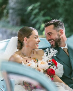 Alexia Mori Instagram - Ce soir je replonge dans les photos du mariage je m’en lasse pas, elles sont trop belles je pourrais les regarder pendant des heures 🥰 
Je regarde chaque petits détails j’adore ❤️