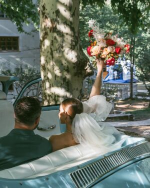 Alexia Mori Instagram - Ce soir je replonge dans les photos du mariage je m’en lasse pas, elles sont trop belles je pourrais les regarder pendant des heures 🥰 
Je regarde chaque petits détails j’adore ❤️
