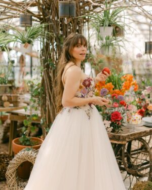 Alexia Mori Instagram - La pomme empoisonnée ? 🍎🙈
📸 @clairepenotphotographe 
🌸 @lartquipousse.floraldesign