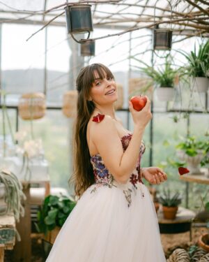 Alexia Mori Instagram - La pomme empoisonnée ? 🍎🙈
📸 @clairepenotphotographe 
🌸 @lartquipousse.floraldesign