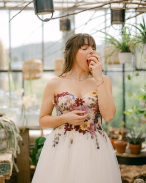 Alexia Mori Instagram - La pomme empoisonnée ? 🍎🙈
📸 @clairepenotphotographe 
🌸 @lartquipousse.floraldesign