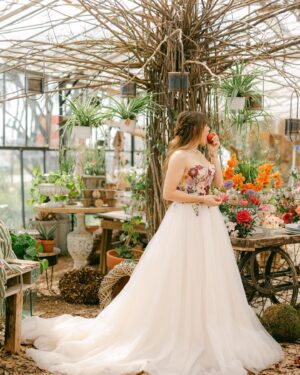 Alexia Mori Instagram - La pomme empoisonnée ? 🍎🙈
📸 @clairepenotphotographe 
🌸 @lartquipousse.floraldesign