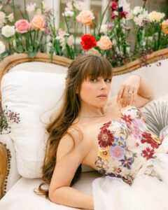 Alexia Mori Instagram - J’ai eu la chance de pouvoir participer à un super shooting photo à la demande de la talentueuse fleuriste @lartquipousse.floraldesign 🌸 je n’étais pas très à l’aise mais alors je suis tellement contente du rendu je trouve les photos sublimes 😍 toutes ces couleurs tout ce que j’aime 🥰 📸 @clairepenotphotographe @enjoymodelsagency @lartquipousse.floraldesign @agnes_doussot @laura_hairlove @champselysees_3drolesdedames @les_filles_fideles @serinekurt @lessaveursdesuzon @mgimage @mplusnature