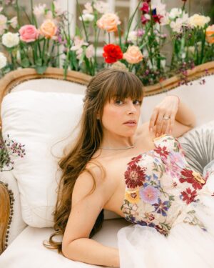Alexia Mori Instagram - J’ai eu la chance de pouvoir participer à un super shooting photo à la demande de la talentueuse fleuriste @lartquipousse.floraldesign 🌸 je n’étais pas très à l’aise mais alors je suis tellement contente du rendu je trouve les photos sublimes 😍 toutes ces couleurs tout ce que j’aime 🥰
📸 @clairepenotphotographe 
@enjoymodelsagency 
@lartquipousse.floraldesign 
@agnes_doussot 
@laura_hairlove 
@champselysees_3drolesdedames 
@les_filles_fideles
@serinekurt
@lessaveursdesuzon 
@mgimage 
@mplusnature
