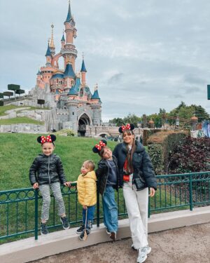 Alexia Mori Instagram - 1 : photo obligatoire 
2 : moment trop chou
3 : Louise passe son permis le contrôleur n’est pas ok avec la conduite 
4 : panoplie de l’enfant heureux 😅
5 : un intrus parmi nous !
6 : le scotch ❤️
7 : un sourire qui veut tout dire 🥹
8 : des selfies encore et encore 
9 : la bandes de copains 

#collaborationcommerciale avec @tgvinoui & @disneylandparis