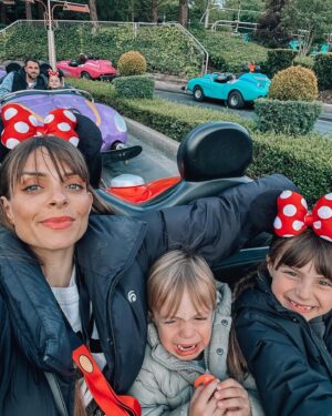 Alexia Mori Instagram - 1 : photo obligatoire 
2 : moment trop chou
3 : Louise passe son permis le contrôleur n’est pas ok avec la conduite 
4 : panoplie de l’enfant heureux 😅
5 : un intrus parmi nous !
6 : le scotch ❤️
7 : un sourire qui veut tout dire 🥹
8 : des selfies encore et encore 
9 : la bandes de copains 

#collaborationcommerciale avec @tgvinoui & @disneylandparis