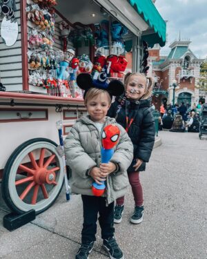 Alexia Mori Instagram - 1 : photo obligatoire 
2 : moment trop chou
3 : Louise passe son permis le contrôleur n’est pas ok avec la conduite 
4 : panoplie de l’enfant heureux 😅
5 : un intrus parmi nous !
6 : le scotch ❤️
7 : un sourire qui veut tout dire 🥹
8 : des selfies encore et encore 
9 : la bandes de copains 

#collaborationcommerciale avec @tgvinoui & @disneylandparis