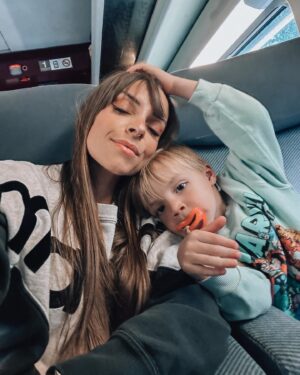 Alexia Mori Instagram - 1 : photo obligatoire 
2 : moment trop chou
3 : Louise passe son permis le contrôleur n’est pas ok avec la conduite 
4 : panoplie de l’enfant heureux 😅
5 : un intrus parmi nous !
6 : le scotch ❤️
7 : un sourire qui veut tout dire 🥹
8 : des selfies encore et encore 
9 : la bandes de copains 

#collaborationcommerciale avec @tgvinoui & @disneylandparis