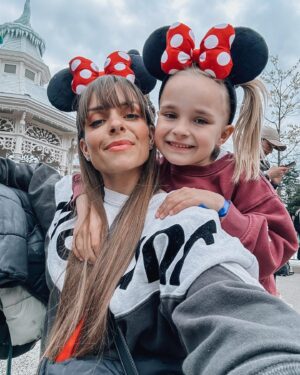 Alexia Mori Instagram - 1 : photo obligatoire 
2 : moment trop chou
3 : Louise passe son permis le contrôleur n’est pas ok avec la conduite 
4 : panoplie de l’enfant heureux 😅
5 : un intrus parmi nous !
6 : le scotch ❤️
7 : un sourire qui veut tout dire 🥹
8 : des selfies encore et encore 
9 : la bandes de copains 

#collaborationcommerciale avec @tgvinoui & @disneylandparis