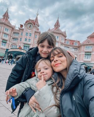 Alexia Mori Instagram - 1 : photo obligatoire 
2 : moment trop chou
3 : Louise passe son permis le contrôleur n’est pas ok avec la conduite 
4 : panoplie de l’enfant heureux 😅
5 : un intrus parmi nous !
6 : le scotch ❤️
7 : un sourire qui veut tout dire 🥹
8 : des selfies encore et encore 
9 : la bandes de copains 

#collaborationcommerciale avec @tgvinoui & @disneylandparis