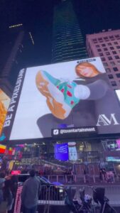 Alexia Mori Instagram - J’étais trop excitée ce matin parce qu’il s’est passé un truc cette nuit 😍 Mes baskets sur un écran géant de TIME SQUARE à NY 🍎😍 C’est quand même incroyable de se voir ici dans cette ville 😍