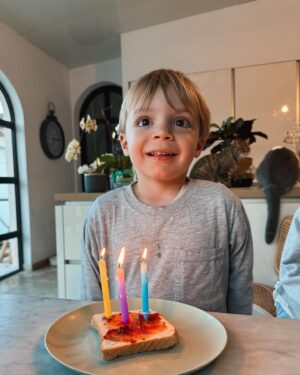 Alexia Mori Instagram - Aujourd’hui mon chouchou d’amour à 3 ans !! Tellement reconnaissante de l’avoir dans ma vie 🌈
Je t’aime mon amour plus que tout ❤️