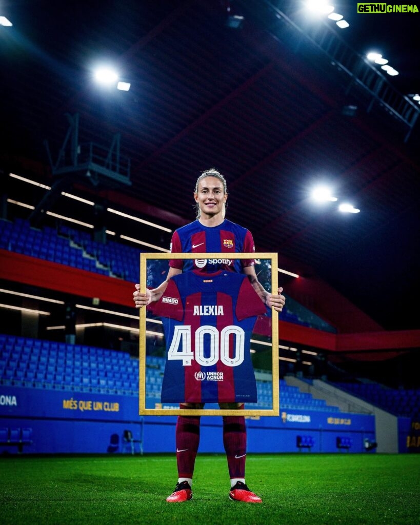 Alexia Putellas Instagram - 400 partits amb el millor equip del món. Per molts més 💙❤️ Ens tornem a veure diumenge ✨⚽️